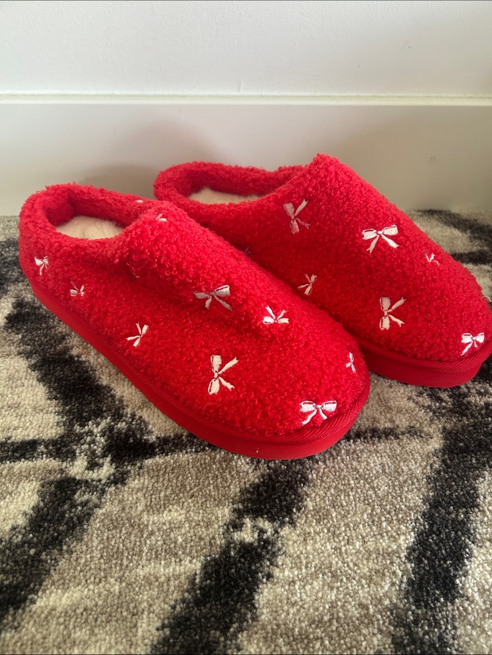 Cozy Red Slipper Clogs with Bow Embroidery